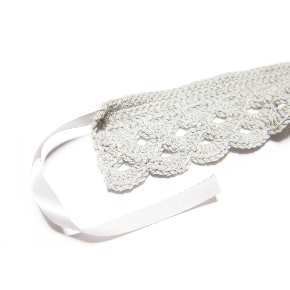 The Crochet Peter Pan Collar has a scalloped edge, and a cute ribbon closure in the front. #crochetcollar #crochetpattern #crochetlove #crochetaddict