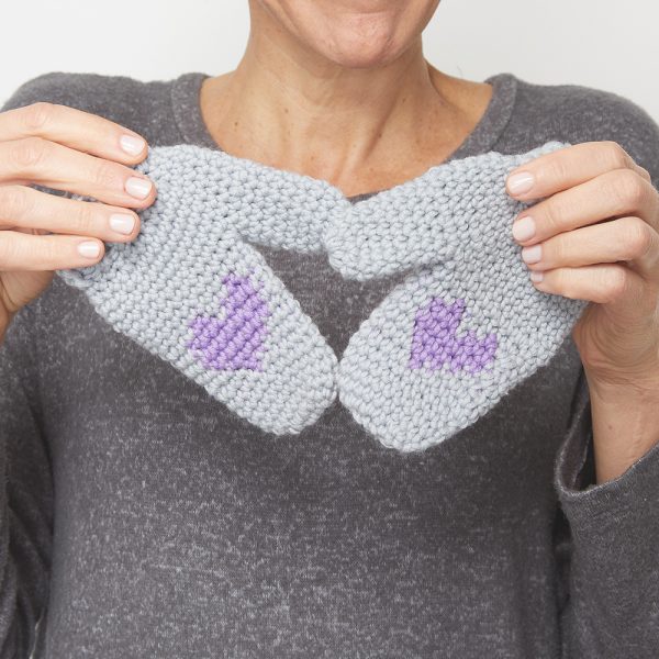 This crochet mittens pattern is small and easy to follow. This is one of the most simple crochet patterns for graphing that you’ll find. #CrochetMittens #CrochetGloves CrochetForKids #CrochetPattern