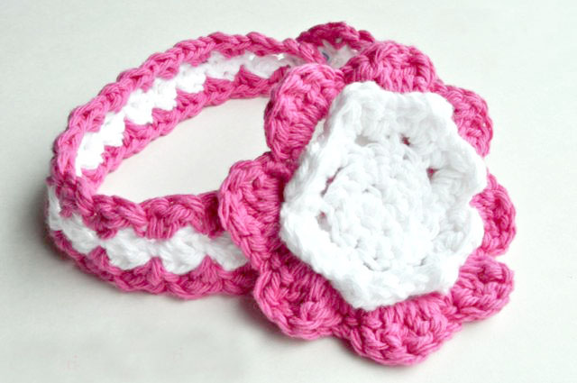 Seed Stitch Baby Headband - This list of unique crochet baby headbands for girls are sweet and simple. You can whip these free crochet patterns up in no time, and there are so many options. #CrochetBabyHeadbands #BabyHeadbandPatterns #FreeCrochetPattern