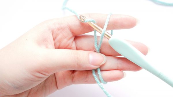 Guide on how to make a magic loop for the center of the crochet flower step 6