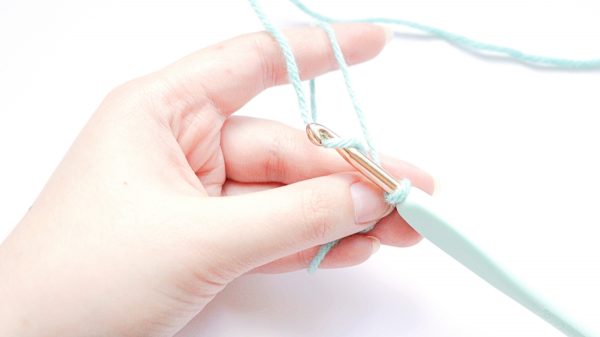 Guide on how to make a magic loop for the center of the crochet flower step 9