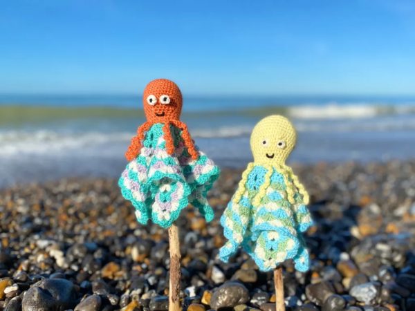osmond the octopus amigurumi crochet on the beach